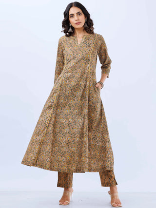 Aina Manal Set Of Kali Kurta Pants Dupatta