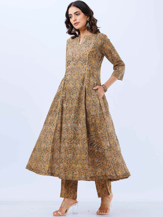 Aina Manal Set Of Kali Kurta Pants Dupatta