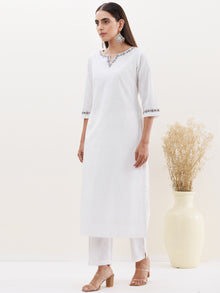 Gulmarg Pakija Set Of Kurta Pants Dupatta