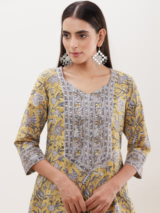 Utsav Naina Set Of Kurta Afghani Pants Dupatta