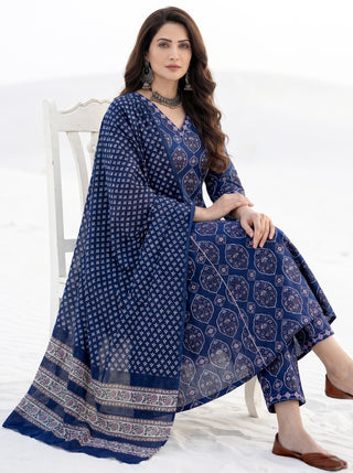 Aina Kalyani Set Of Kali Kurta Pants & Dupatta