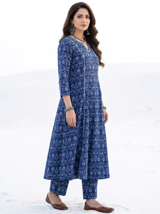 Aina Kajal Set Of Kali Kurta Pants & Dupatta