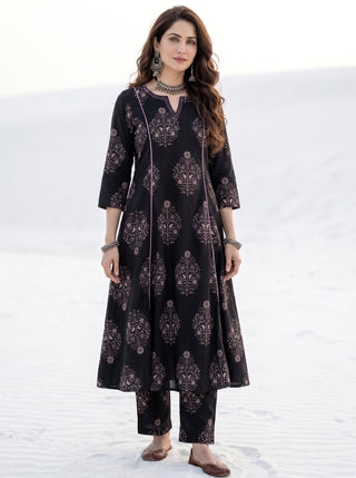 Aina Kavita Kali Kurta