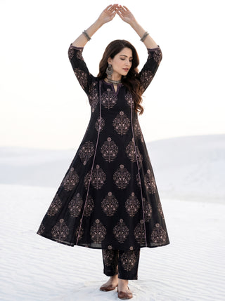 Aina Kavita Kali Kurta
