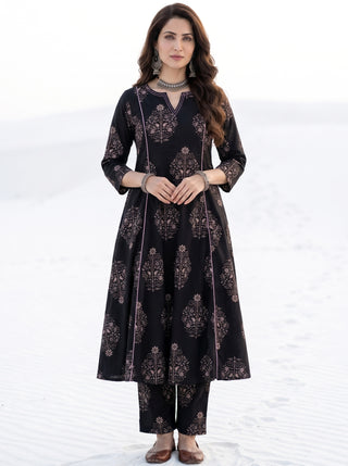 Aina Kavita Kali Kurta