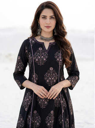 Aina Kavita Kali Kurta