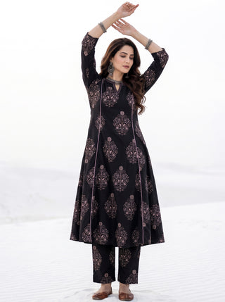 Aina Kavita Kali Kurta