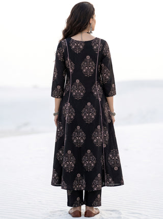 Aina Kavita Kali Kurta