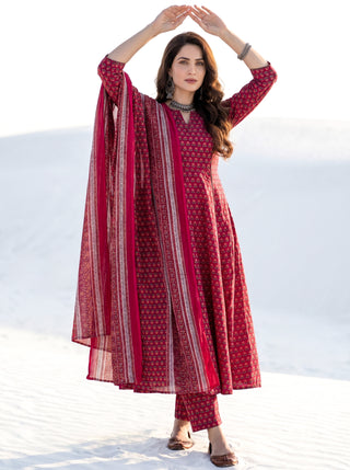 Aina Meenal Set Of Kali Kurta Pants & Dupatta