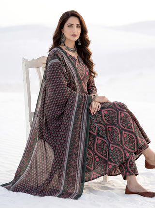 Aina Rukmani Set Of Kali Kurta Pants & Dupatta