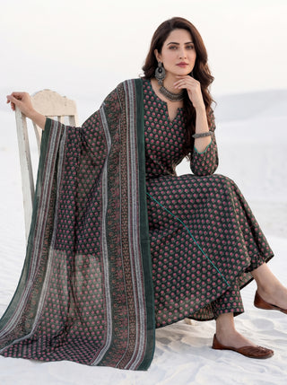 Aina Kamna Set Of Kali Kurta Pants & Dupatta