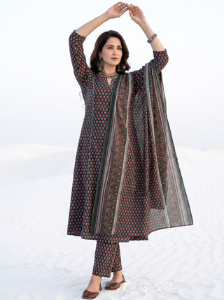 Aina Kamna Set Of Kali Kurta Pants & Dupatta