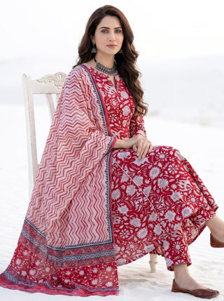 Aina Shefali Set Of Kali Kurta Pants & Dupatta