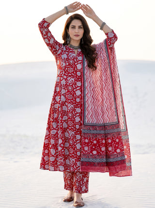 Aina Shefali Set Of Kali Kurta Pants & Dupatta