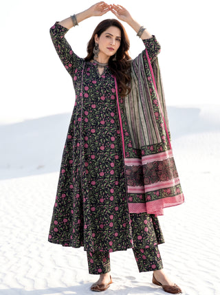 Aina Vaishali  Set Of Kali Kurta Pants & Dupatta