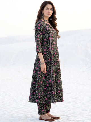 Aina Vaishali  Set Of Kali Kurta Pants & Dupatta