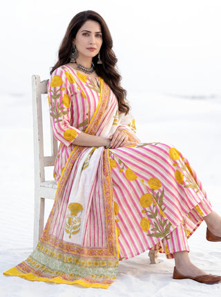 Aina Jigyasa Set Of Kali Kurta Pants & Dupatta