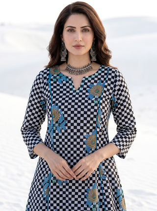 Aina Vajood Kali Kurta