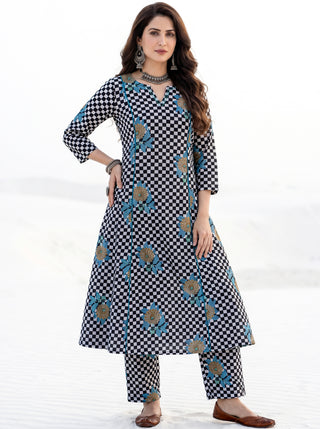 Aina Vajood Kali Kurta