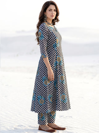 Aina Vajood Kali Kurta