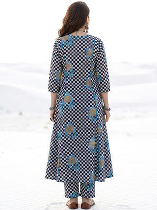 Aina Vajood Kali Kurta