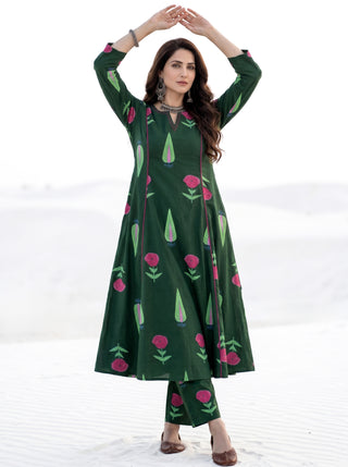 Aina Rubaab Set Of Kali Kurta Pants & Dupatta