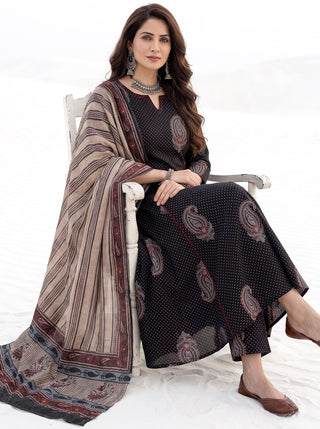 Aina Kangana Set Of Kali Kurta Pants Dupatta