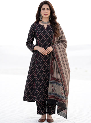 Aina Nirnaya Set Of Kali Kurta Pants Dupatta