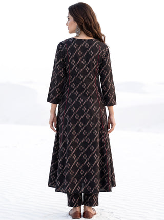 Aina Nirnaya Set Of Kali Kurta Pants Dupatta