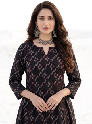 Aina Nirnaya Set Of Kali Kurta Pants Dupatta