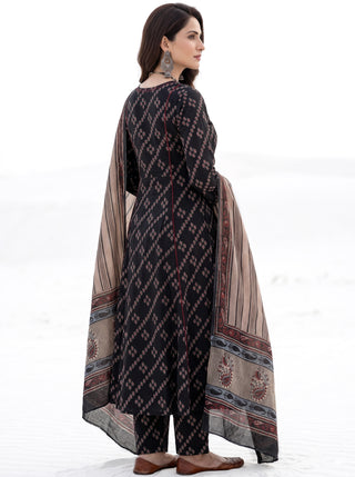 Aina Nirnaya Set Of Kali Kurta Pants Dupatta