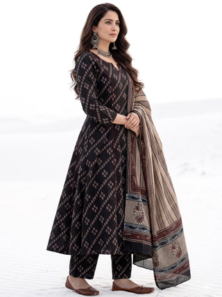 Aina Nirnaya Set Of Kali Kurta Pants Dupatta