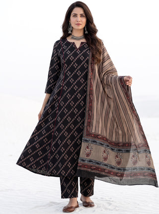 Aina Nirnaya Set Of Kali Kurta Pants Dupatta