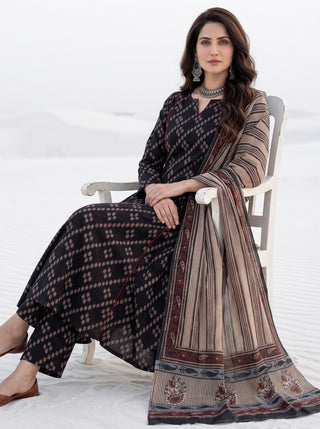 Aina Nirnaya Set Of Kali Kurta Pants Dupatta