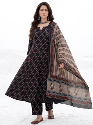 Aina Nirnaya Set Of Kali Kurta Pants Dupatta