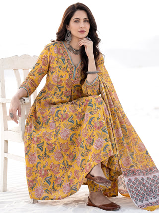 Aina Najariya Set Of Kali Kurta Pants & Dupatta