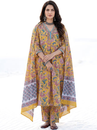 Aina Najariya Set Of Kali Kurta Pants & Dupatta