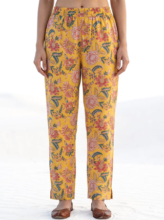 Aina Najariya Set Of Kali Kurta Pants & Dupatta