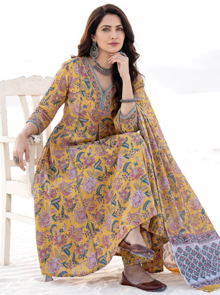 Aina Najariya Set Of Kali Kurta Pants & Dupatta