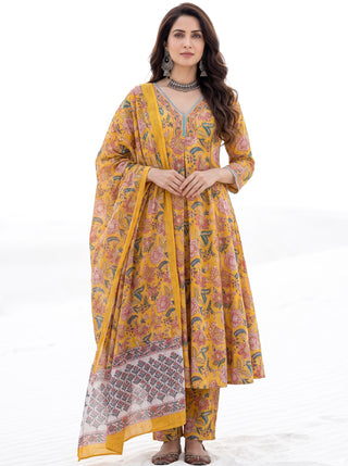 Aina Najariya Set Of Kali Kurta Pants & Dupatta
