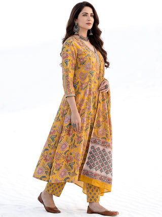 Aina Najariya Set Of Kali Kurta Pants & Dupatta