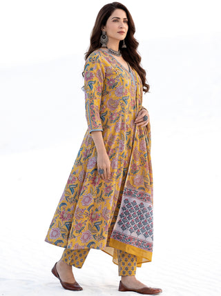 Aina Najariya Set Of Kali Kurta Pants & Dupatta