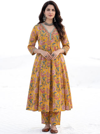 Aina Najariya Set Of Kali Kurta Pants & Dupatta