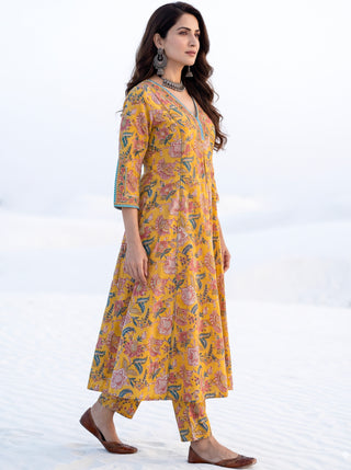 Aina Najariya Set Of Kali Kurta Pants & Dupatta