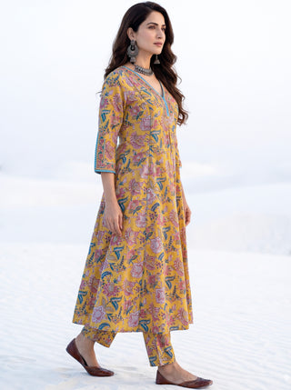 Aina Najariya Kali Kurta