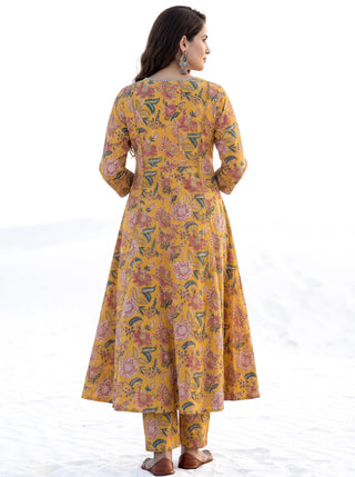 Aina Najariya Set Of Kali Kurta Pants & Dupatta