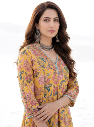 Aina Najariya Set Of Kali Kurta Pants & Dupatta