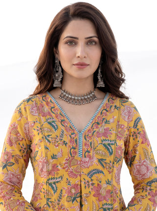 Aina Najariya Set Of Kali Kurta Pants & Dupatta