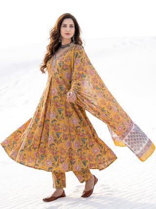 Aina Najariya Set Of Kali Kurta Pants & Dupatta