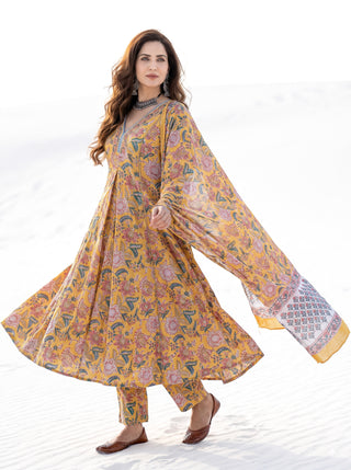 Aina Najariya Set Of Kali Kurta Pants & Dupatta